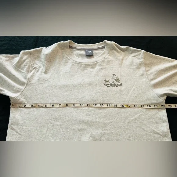 New Balance Athletics Shop Men’s Storefront Graphic Tee Dog Walking Gray Size L - Picture 3 of 11